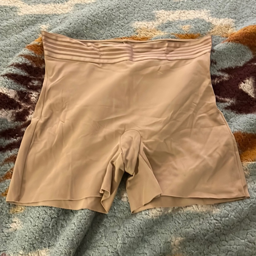 Brand new without tags Love Your Assets by Sara Blakely shaping short, size 1X